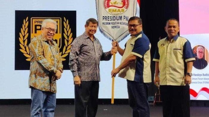 Ketua-Wambin-Formas-Hashim-Djojohadikusumo-serahkan-Pataka-ke-Presidium-PNI-Jan-S-Maringka (1)